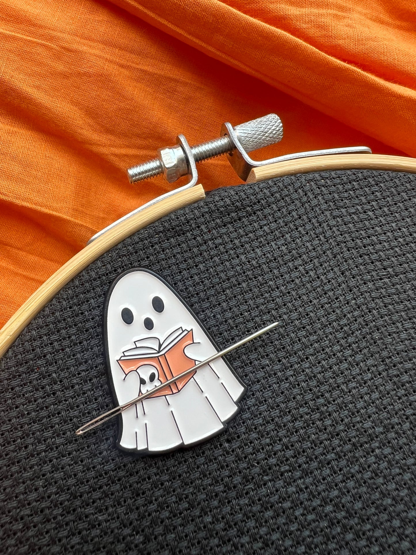 Book Ghoul magnetic needle minder