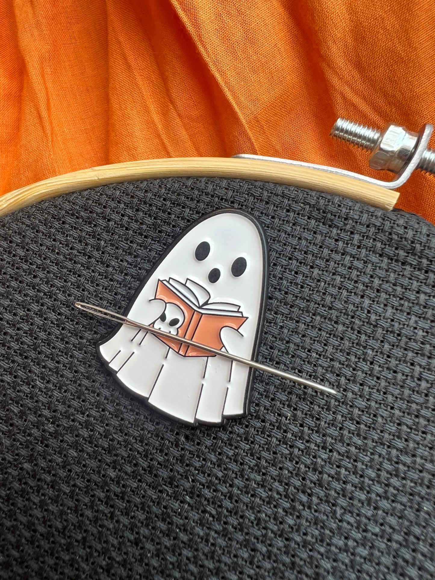 Book Ghoul magnetic needle minder