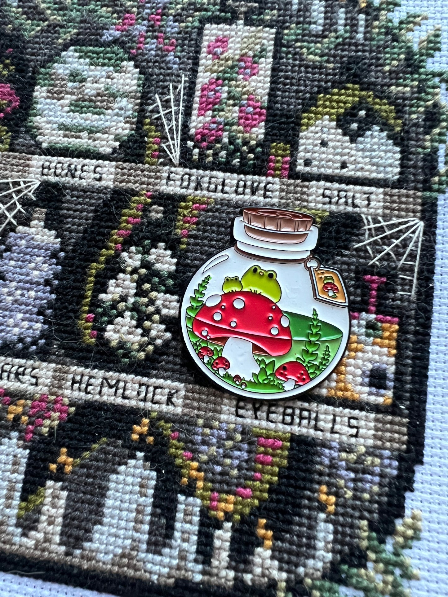 Frog Potion magnetic needle minder