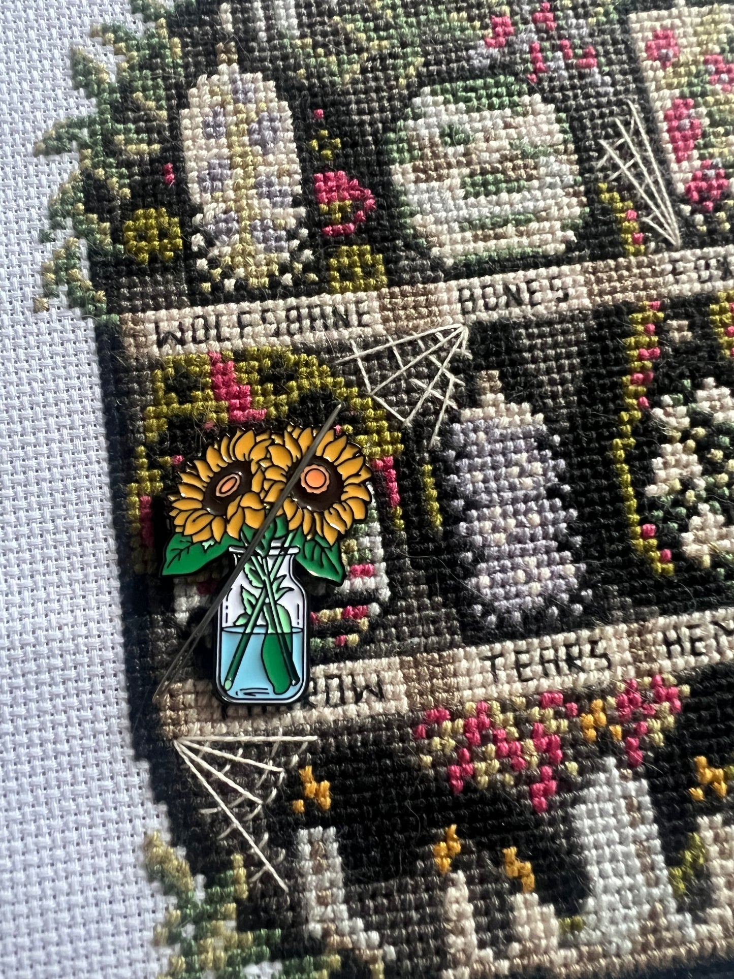 Sunflowers magnetic needle minder