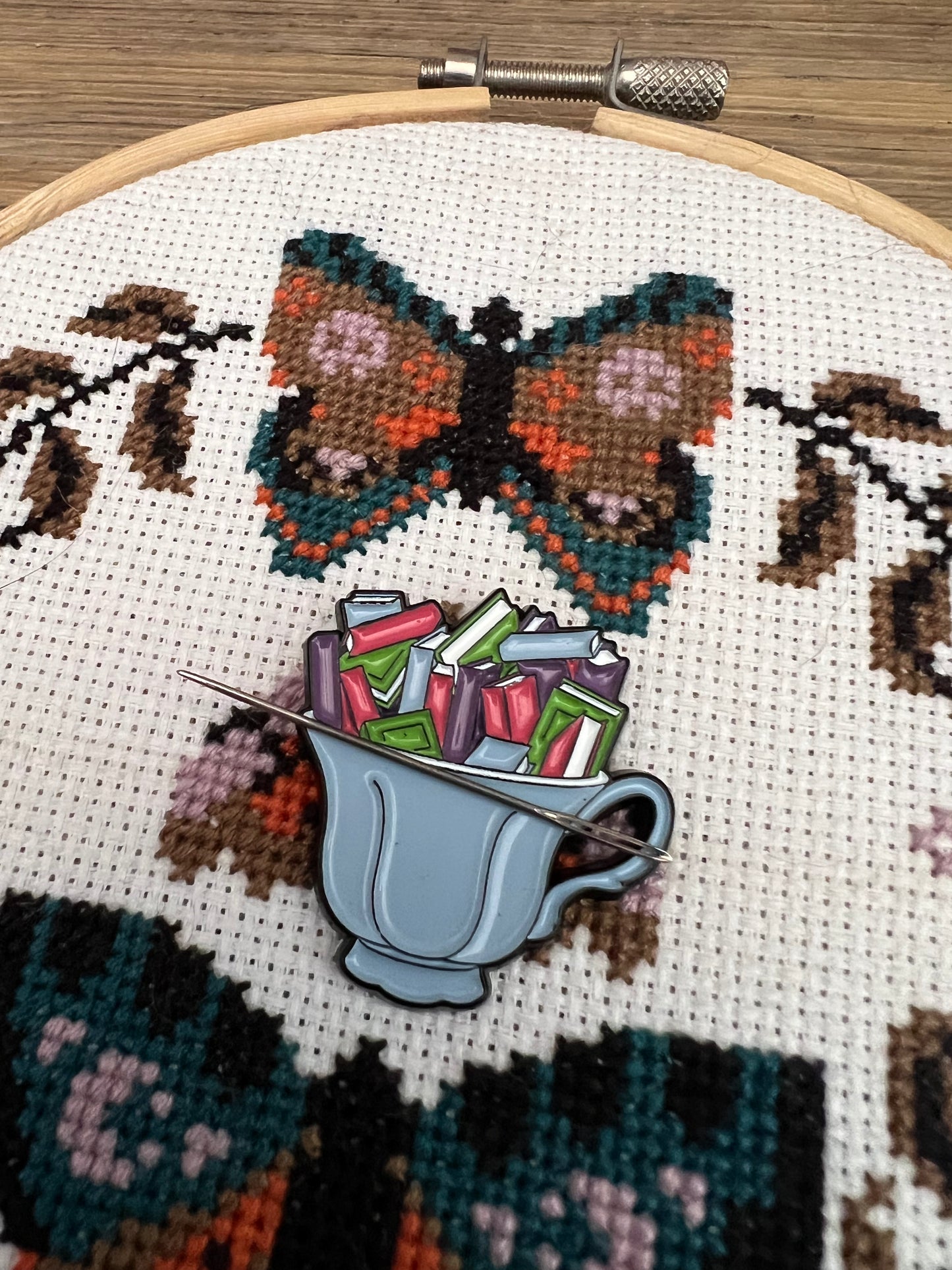 Cuppa Books magnetic needle minder
