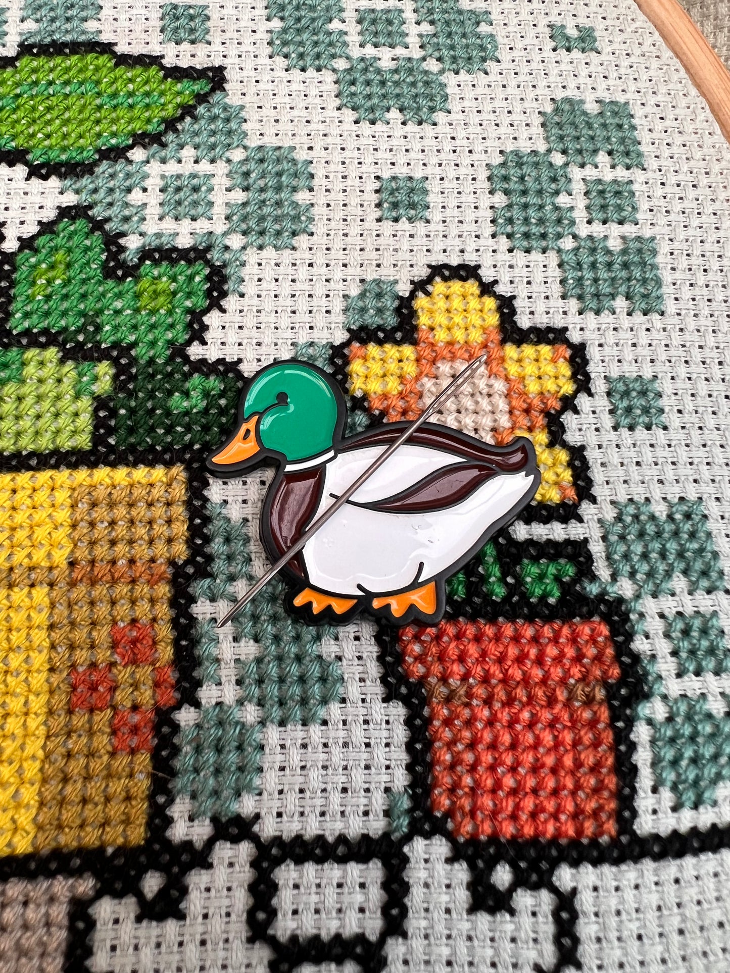 Duck magnetic needle minder