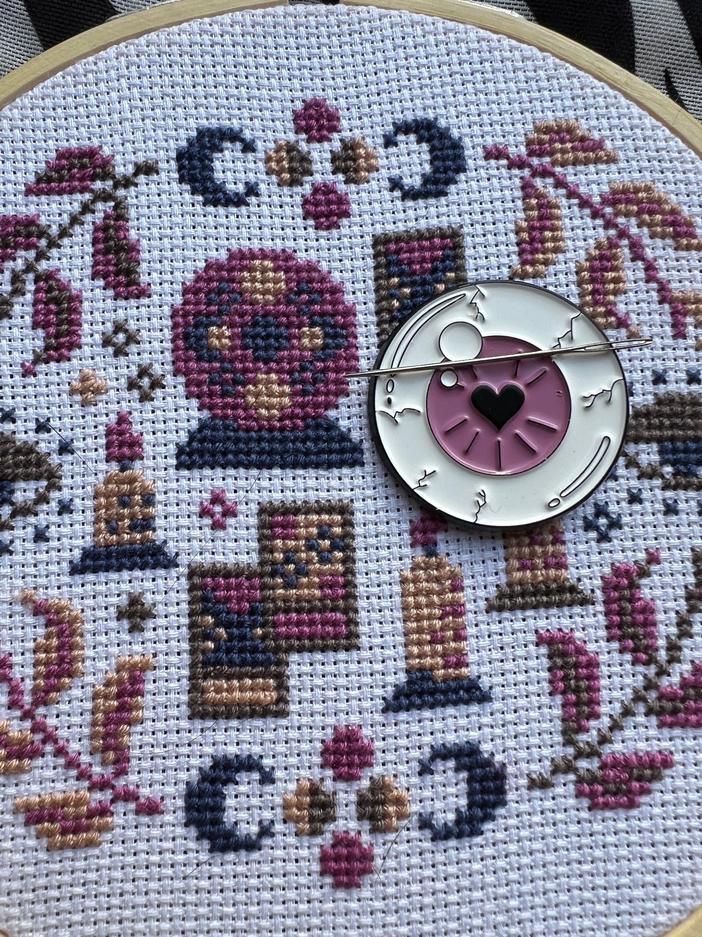 Eyeball magnetic needle minder