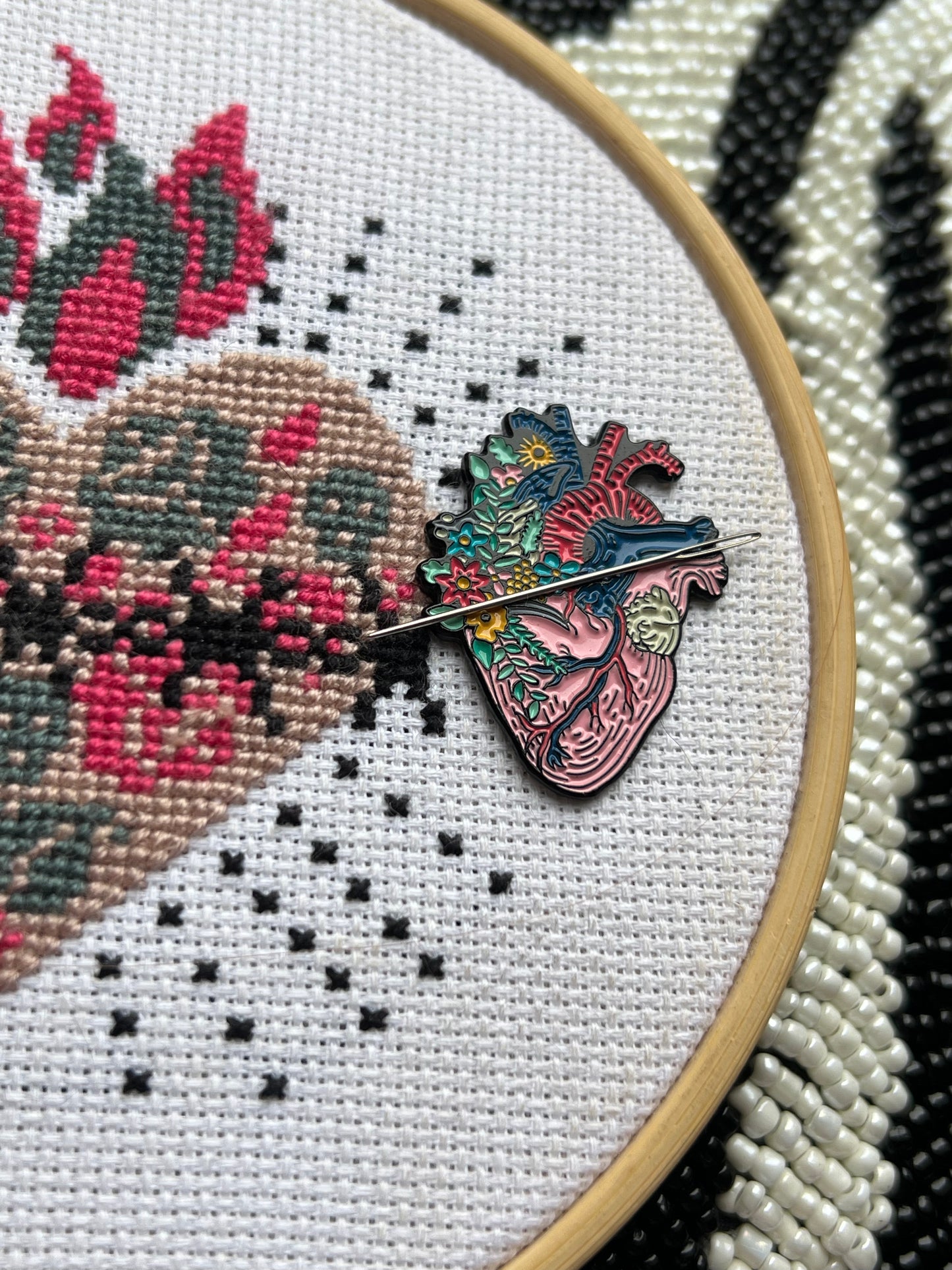 Blooming heart magnetic needle minder