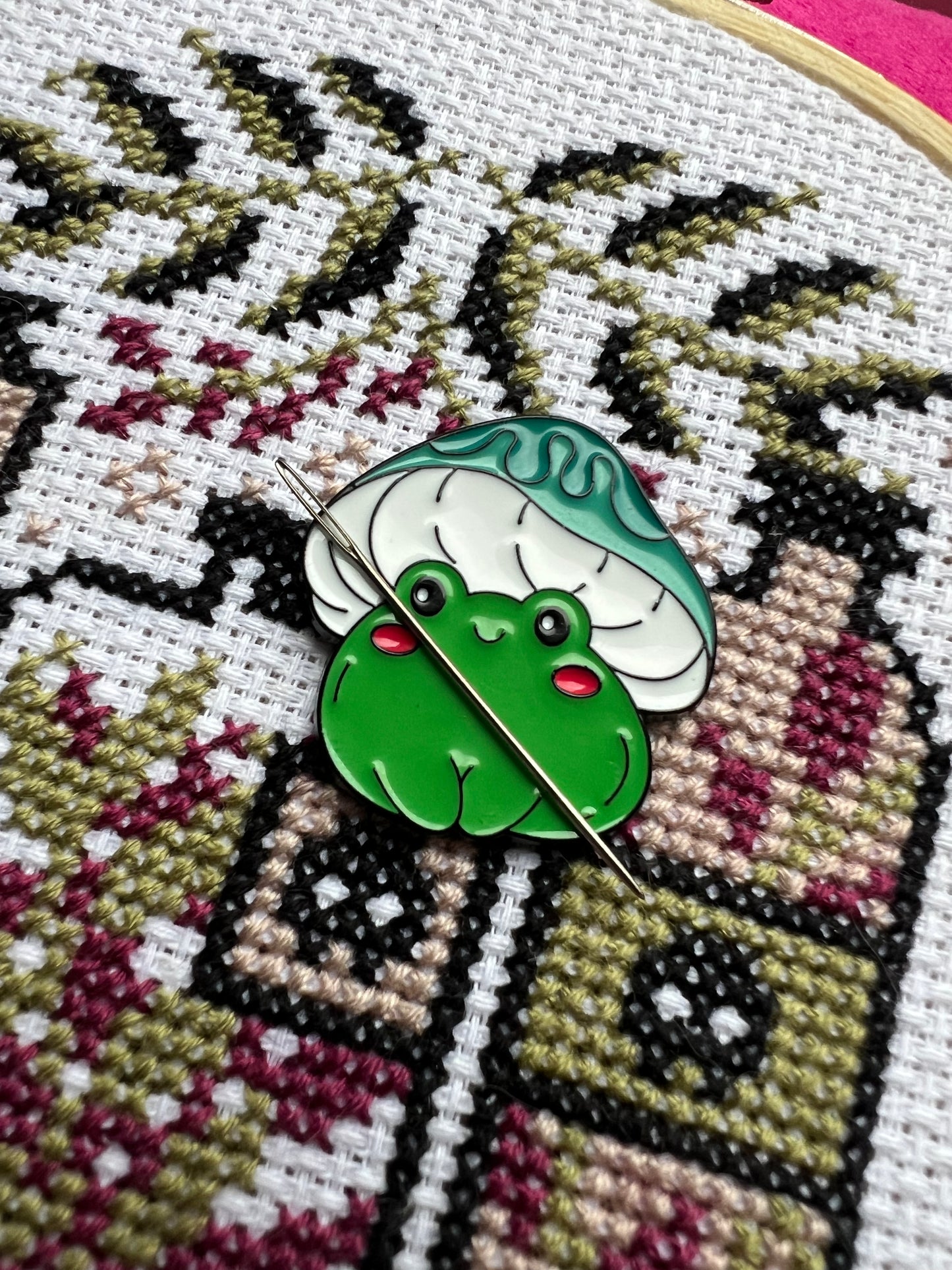 Fun-ghi frog magnetic needle minder