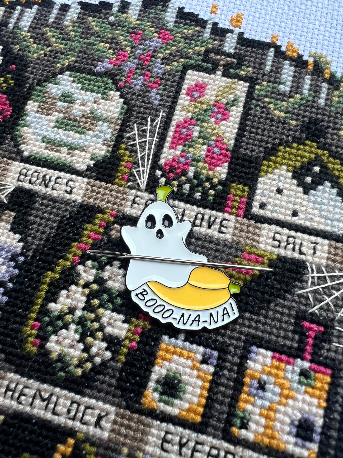 Booo-Na-Na magnetic needle minder