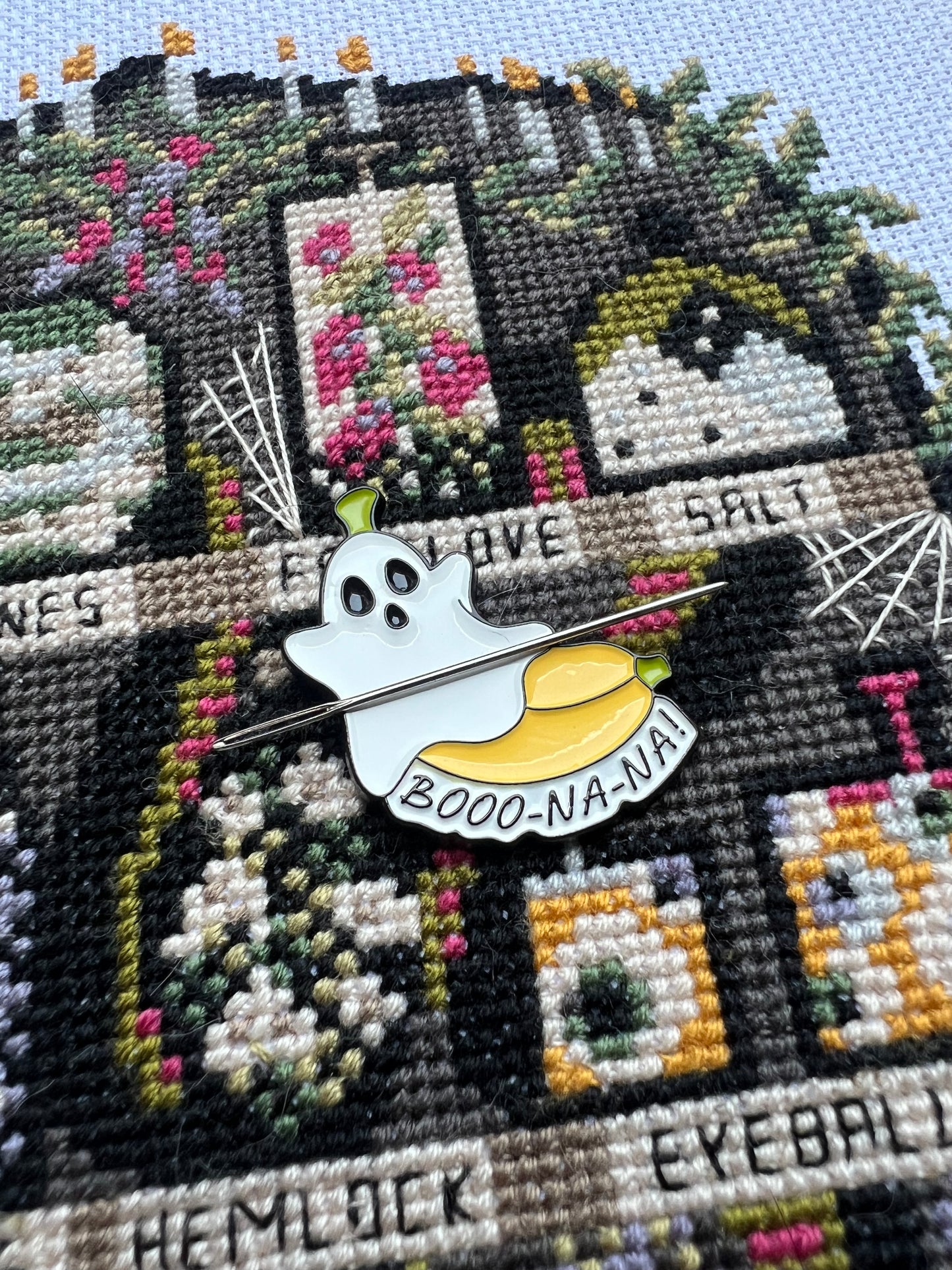 Booo-Na-Na magnetic needle minder