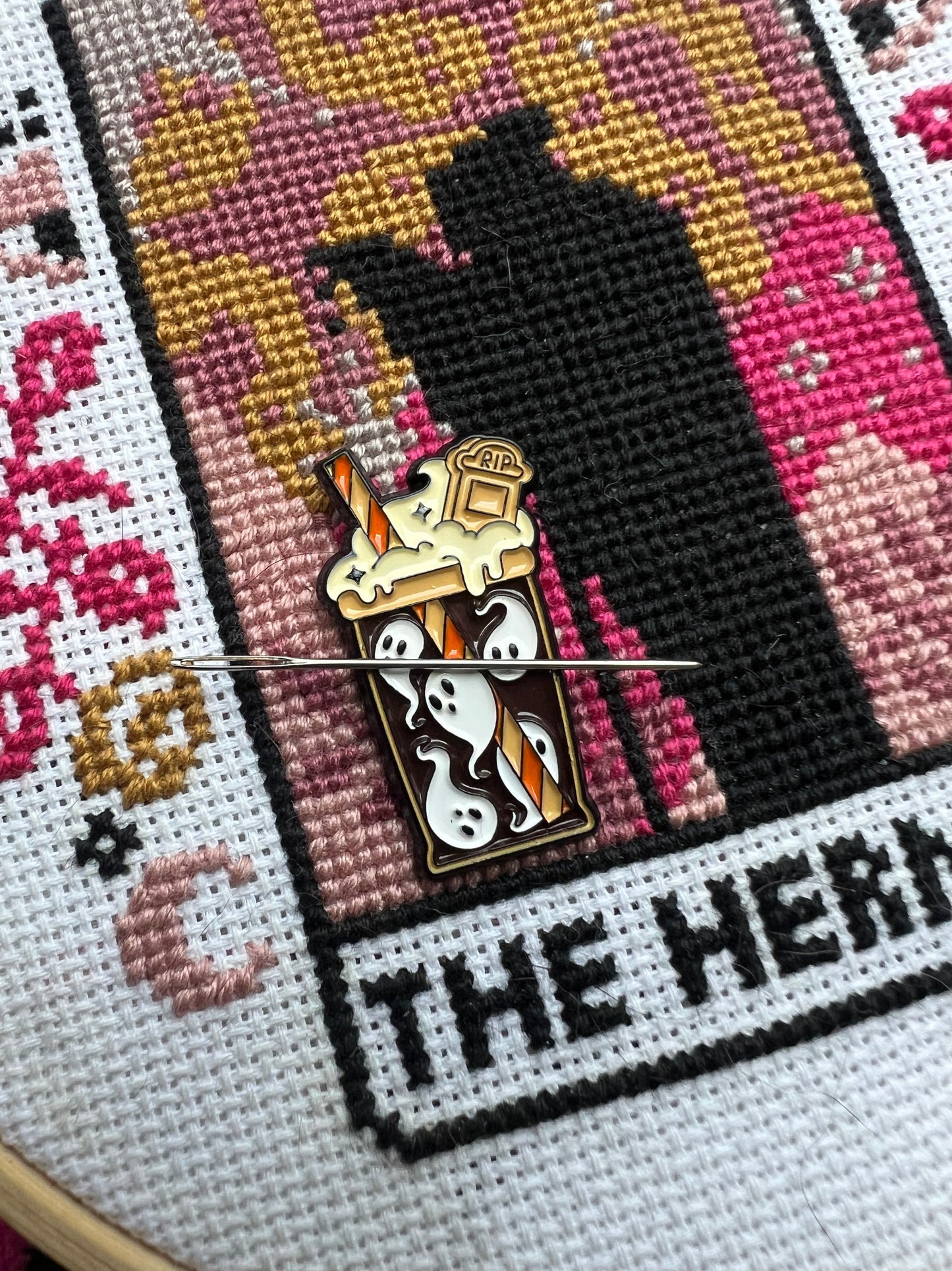 Spooky Sipper magnetic needle minder