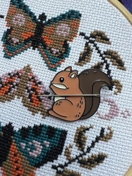Squirrel magnetic needle minder