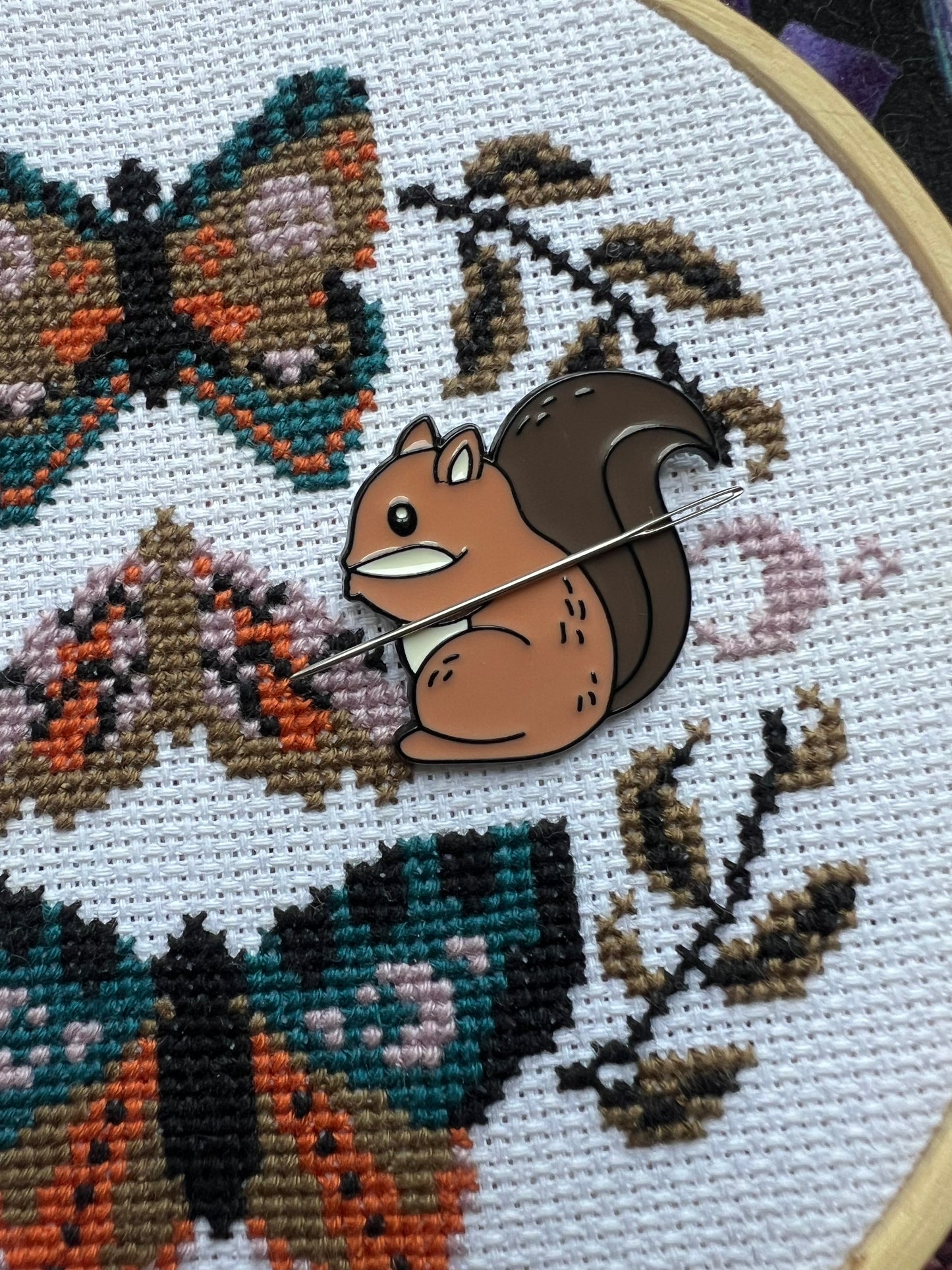 Squirrel magnetic needle minder