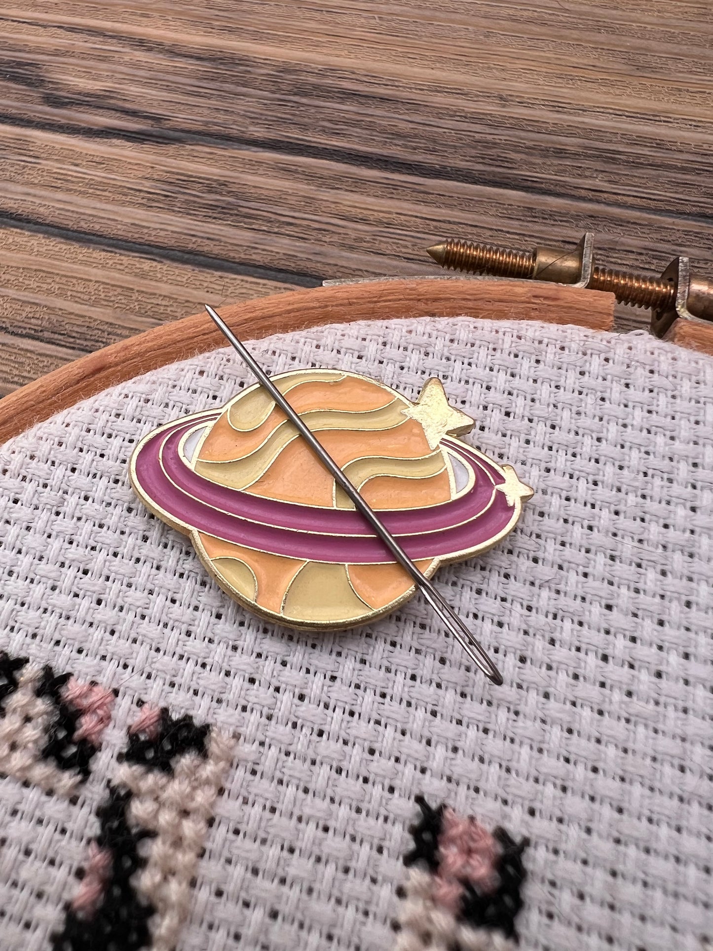 Pink & orange planet magnetic needle minder