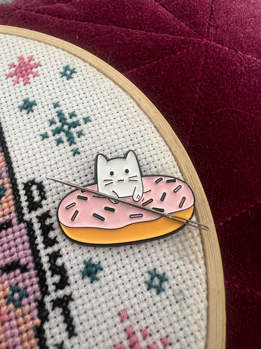 Doughnut Cat magnetic needle minder