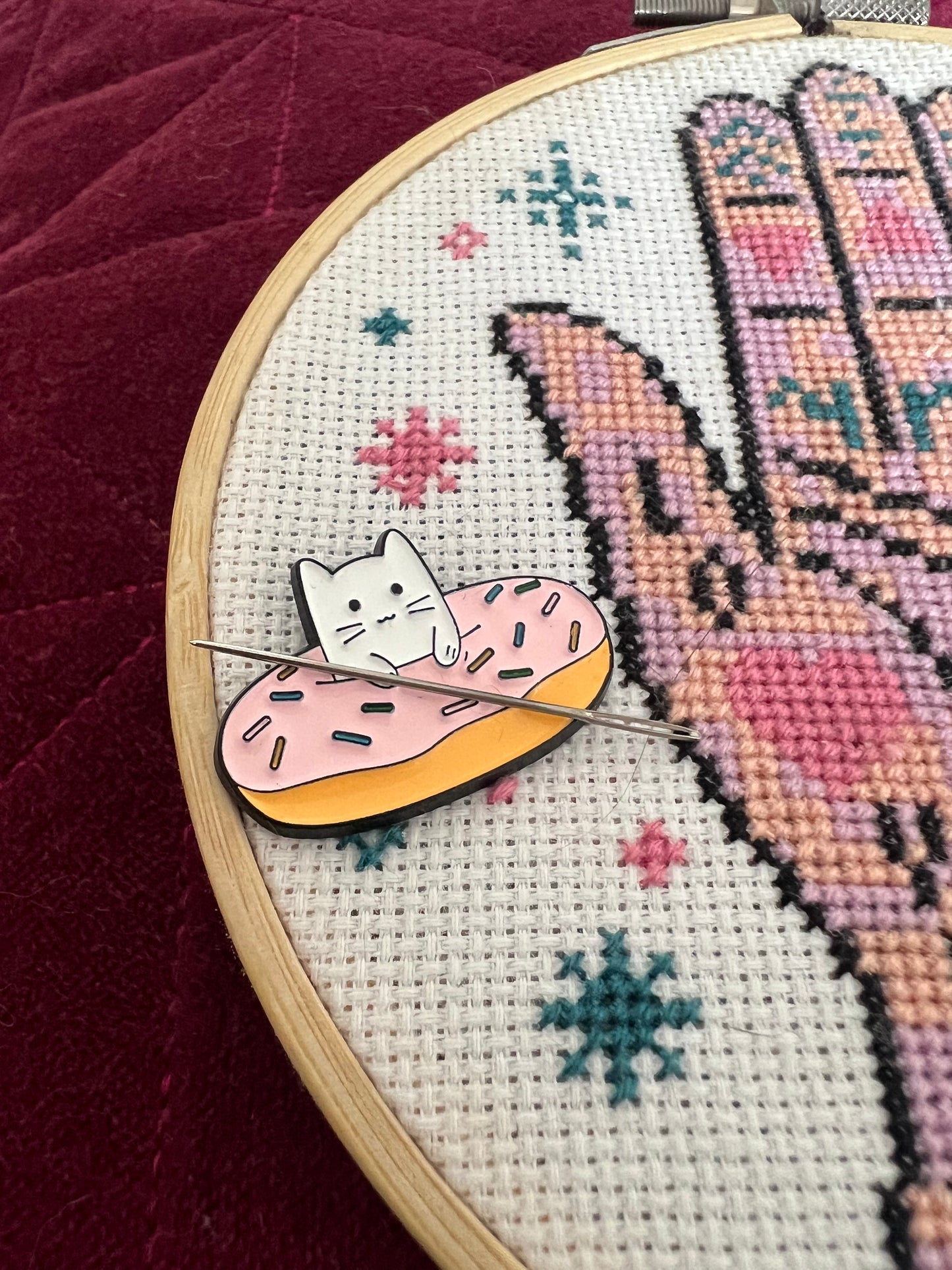 Doughnut Cat magnetic needle minder