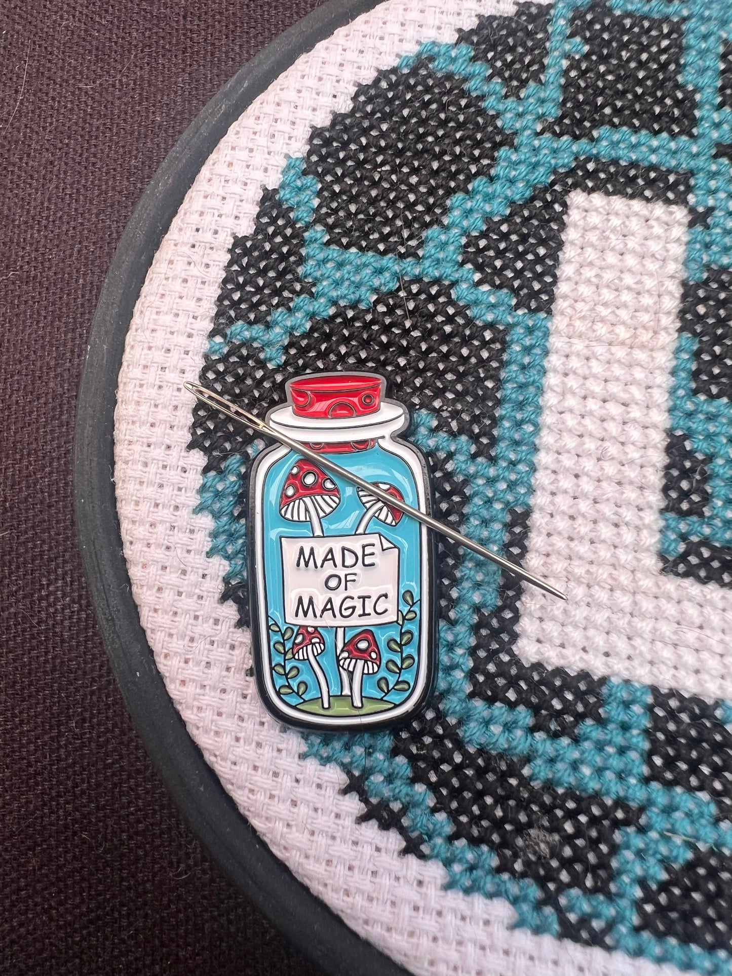 Blue potion magnetic needle minder