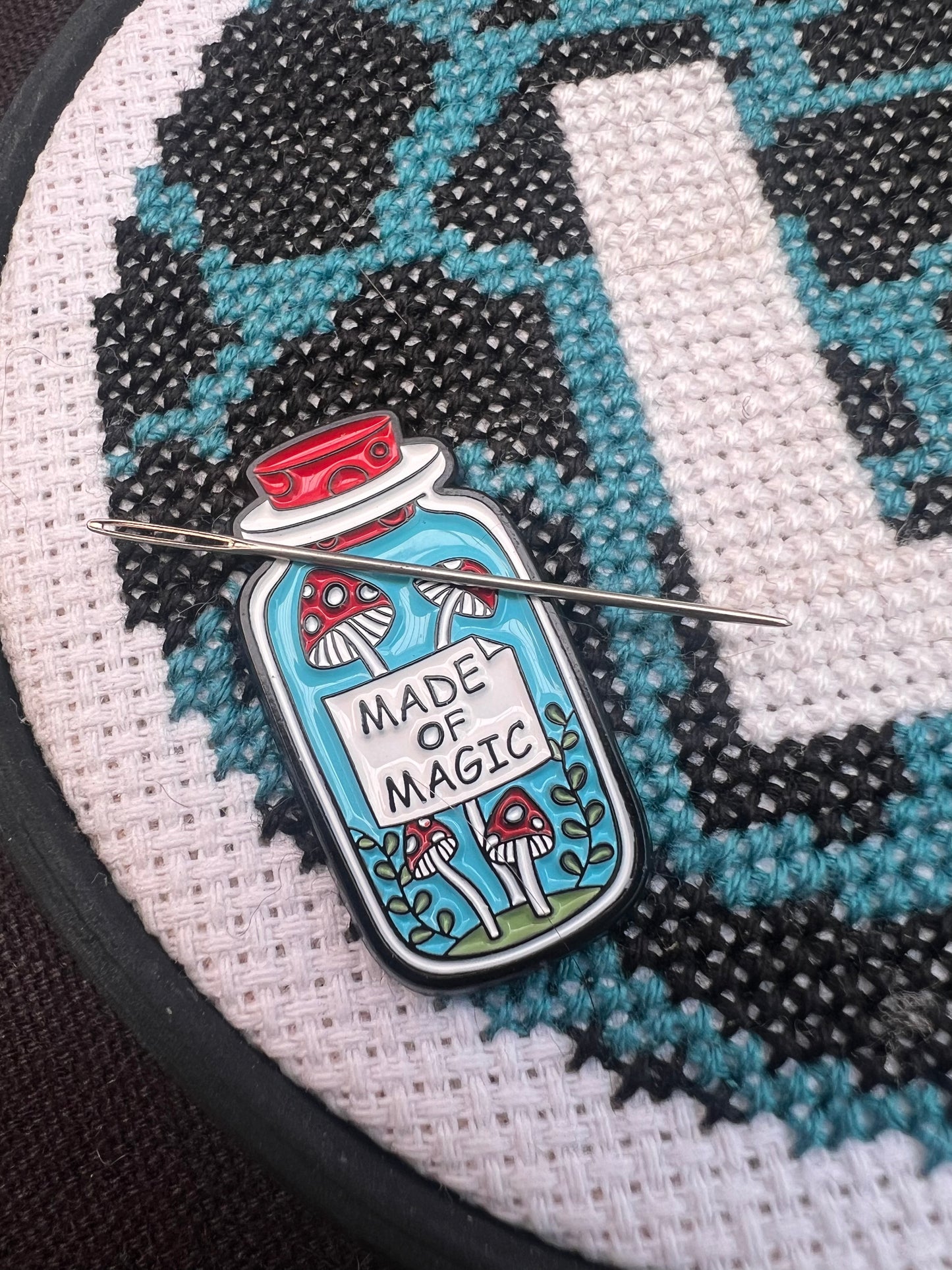 Blue potion magnetic needle minder