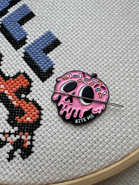 Bite Me magnetic skull needle minder