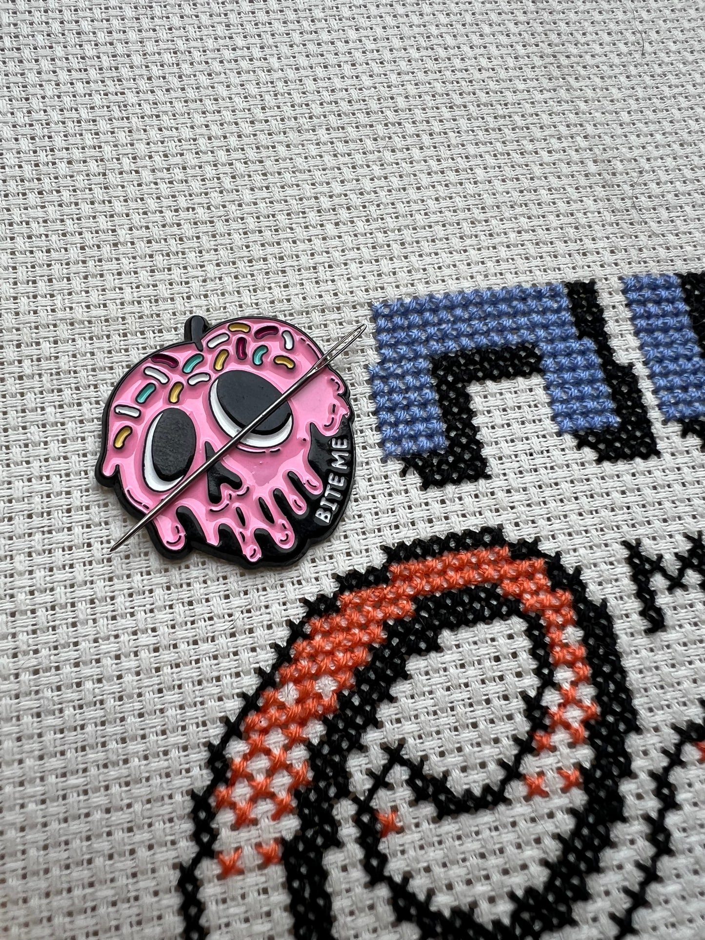 Bite Me magnetic skull needle minder