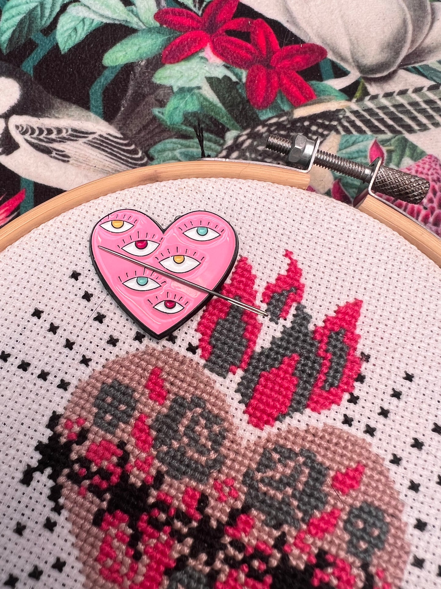 Heart of eyes magnetic needle minder