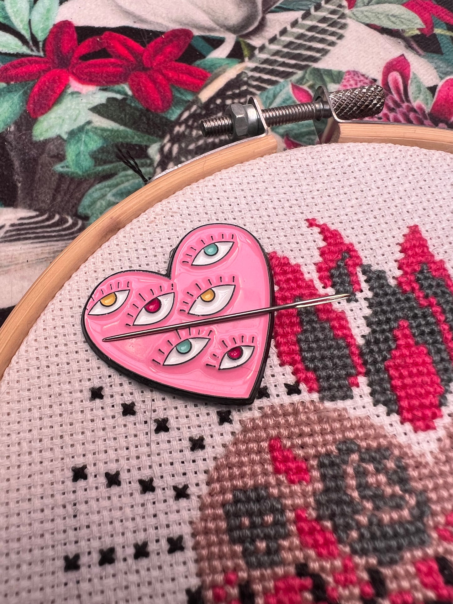 Heart of eyes magnetic needle minder