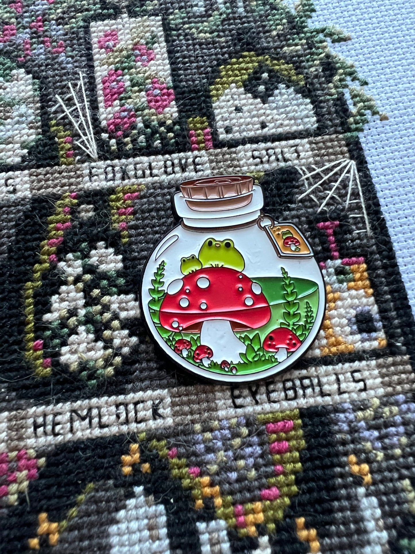 Frog Potion magnetic needle minder