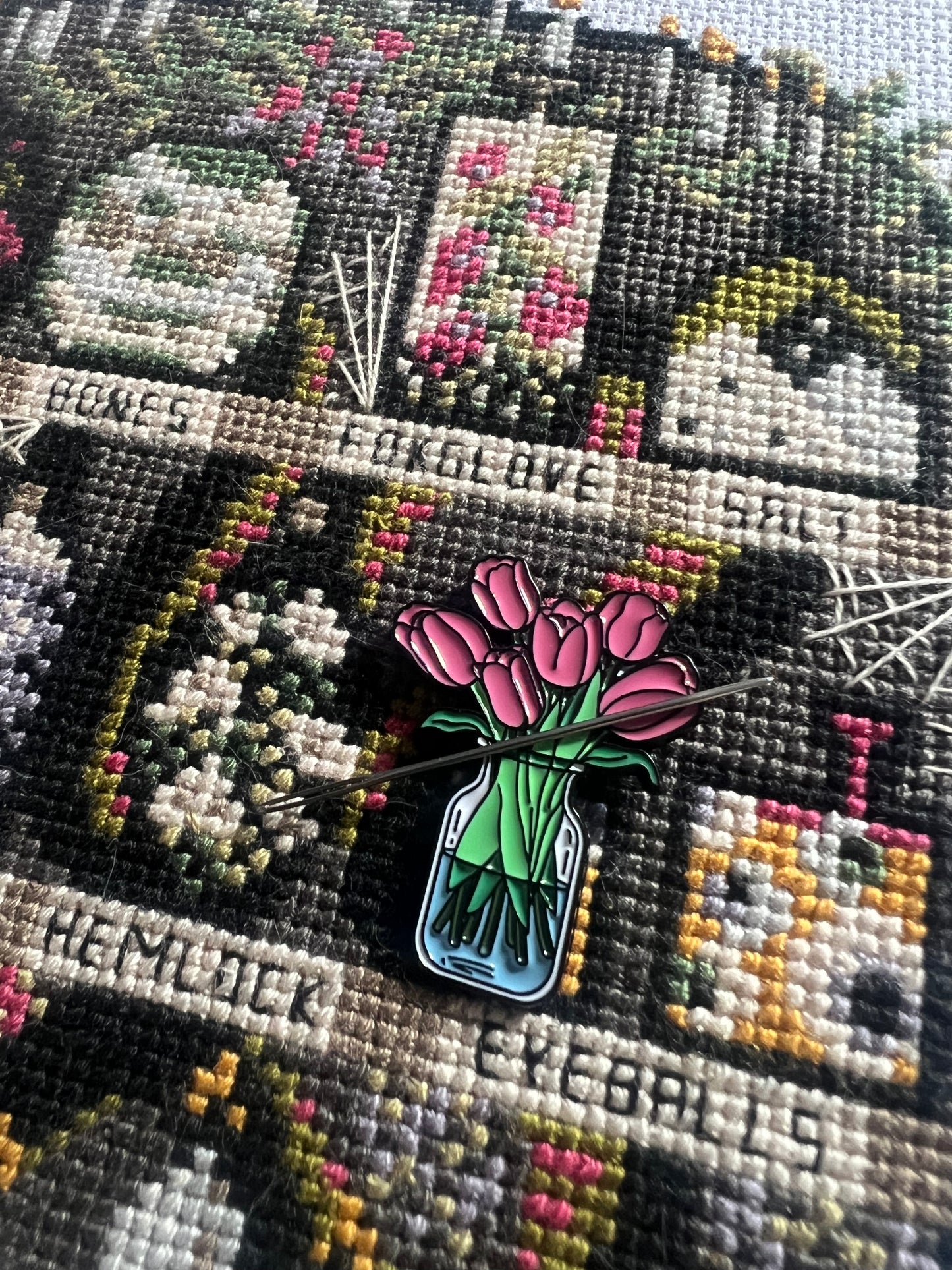 Tulips magnetic needle minder