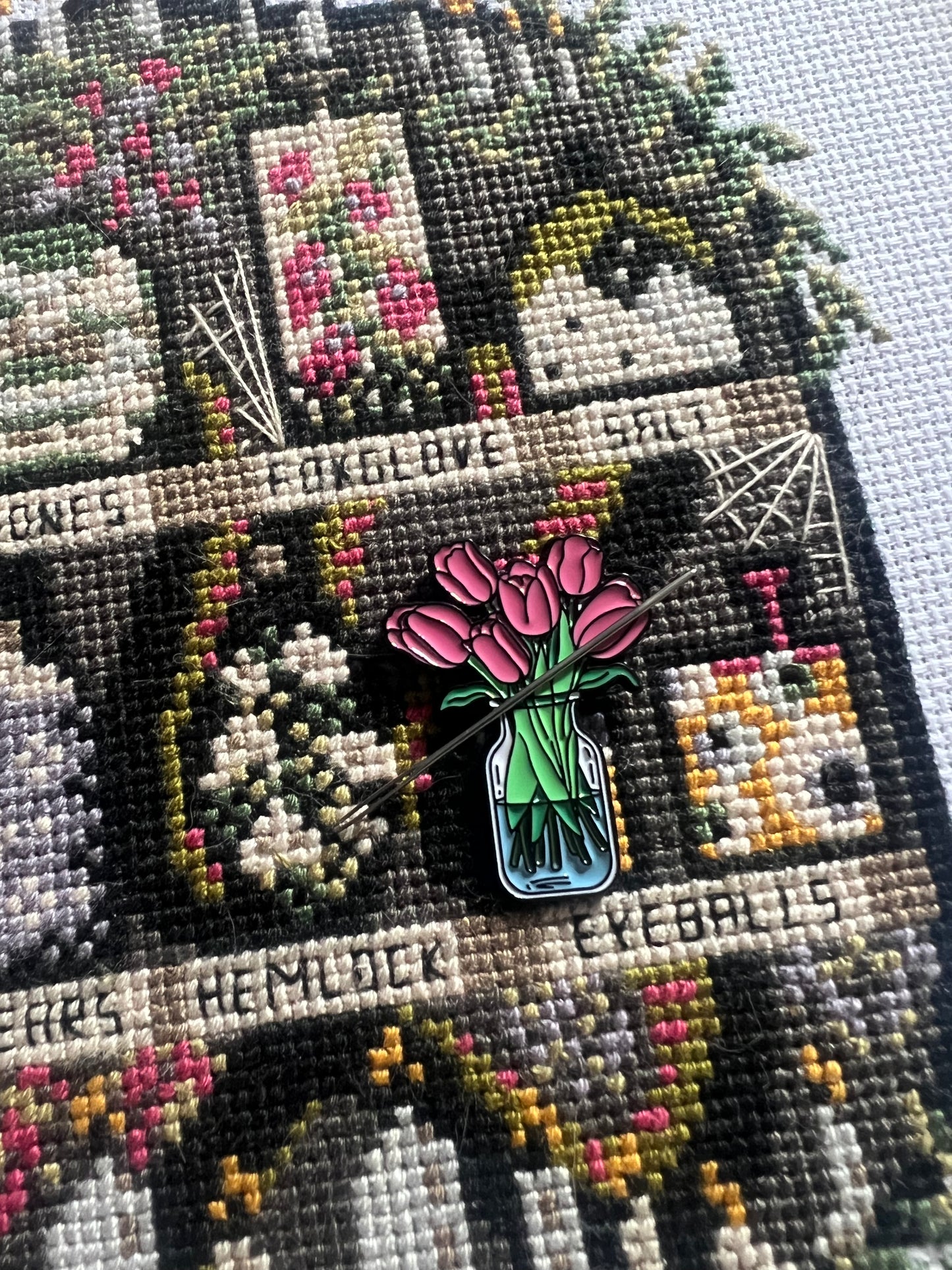 Tulips magnetic needle minder