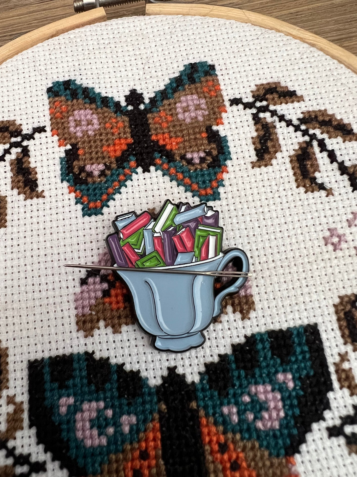 Cuppa Books magnetic needle minder