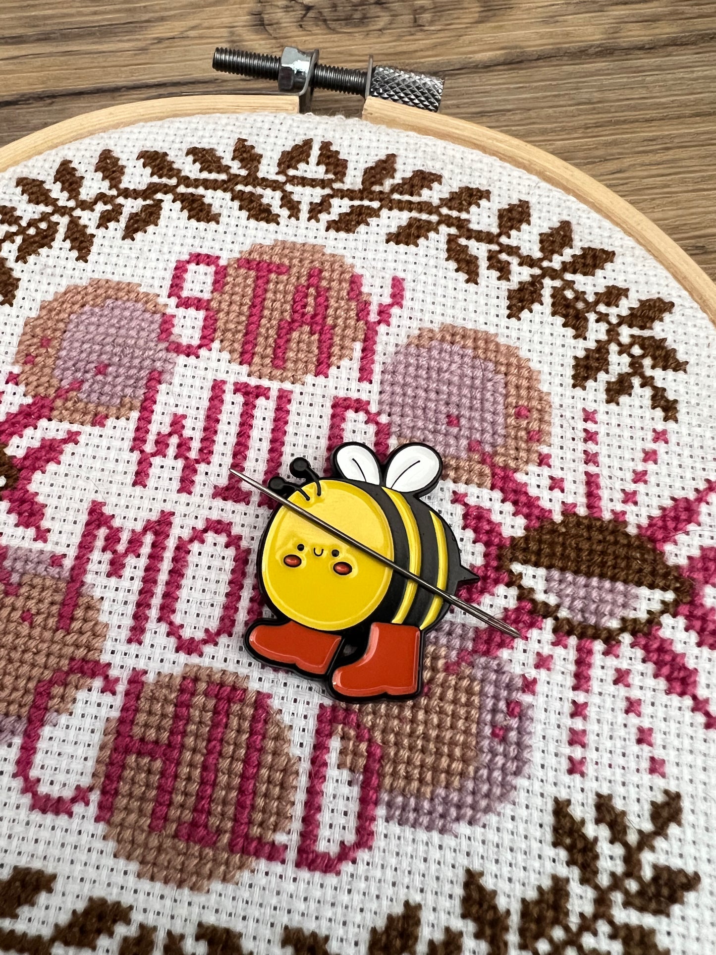 Bumblebee magnetic needle minder