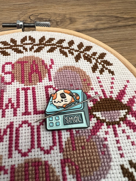 Smol Cat magnetic needle minder