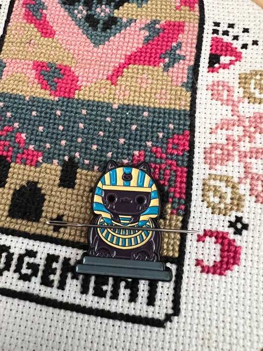 Furr-raoh Egyptian Cat magnetic needle minder