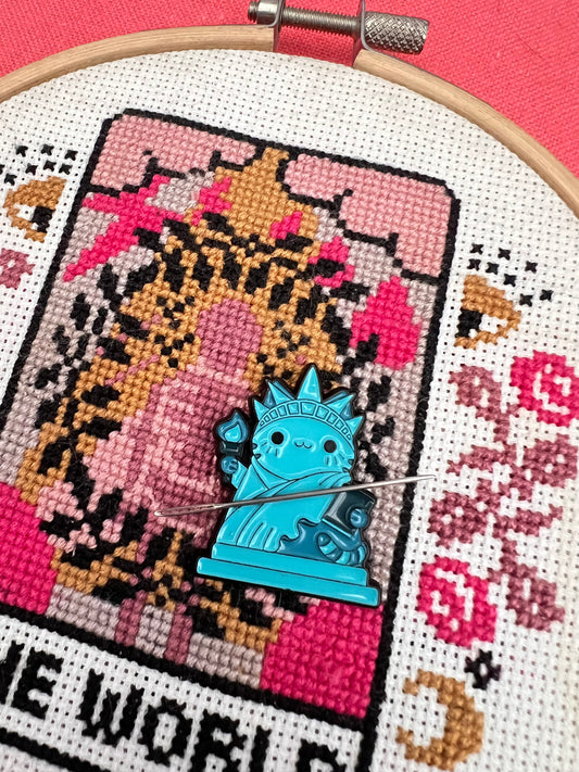 Cat-tue of Liberty magnetic needle minder