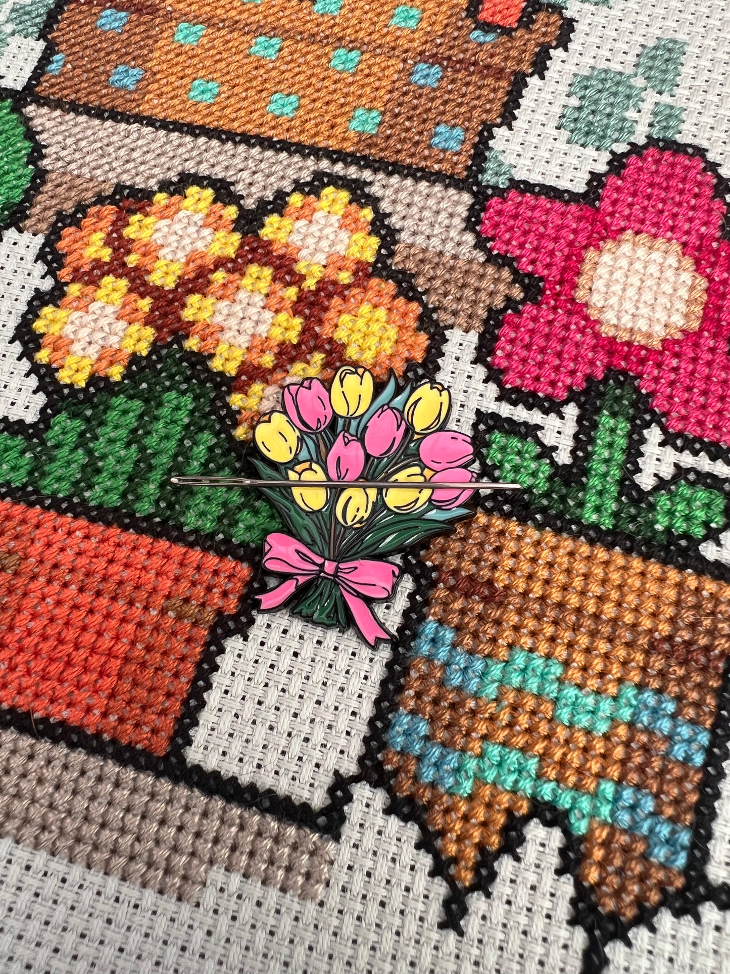 Tulip Bouquet magnetic needle minder