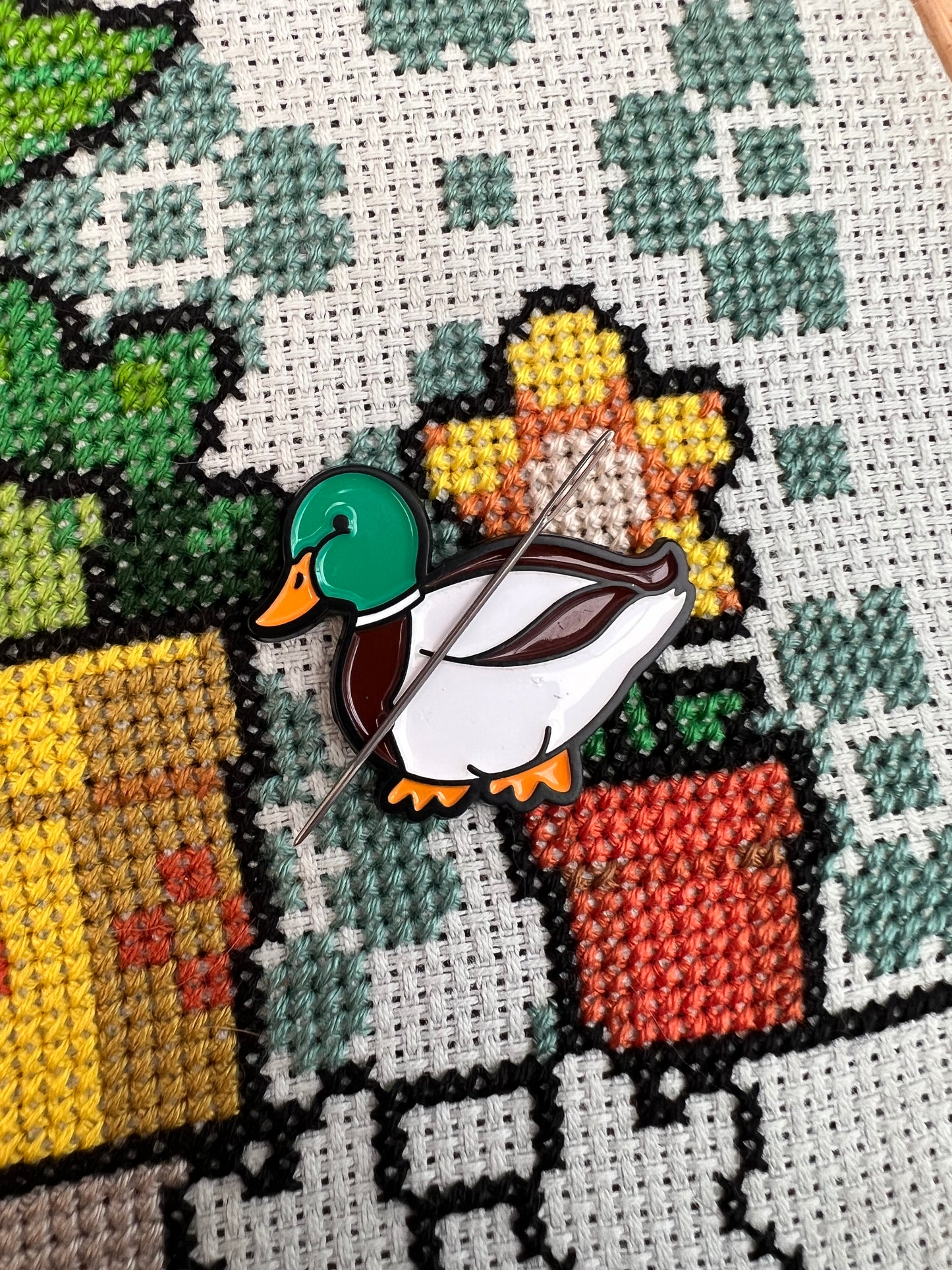Duck magnetic needle minder
