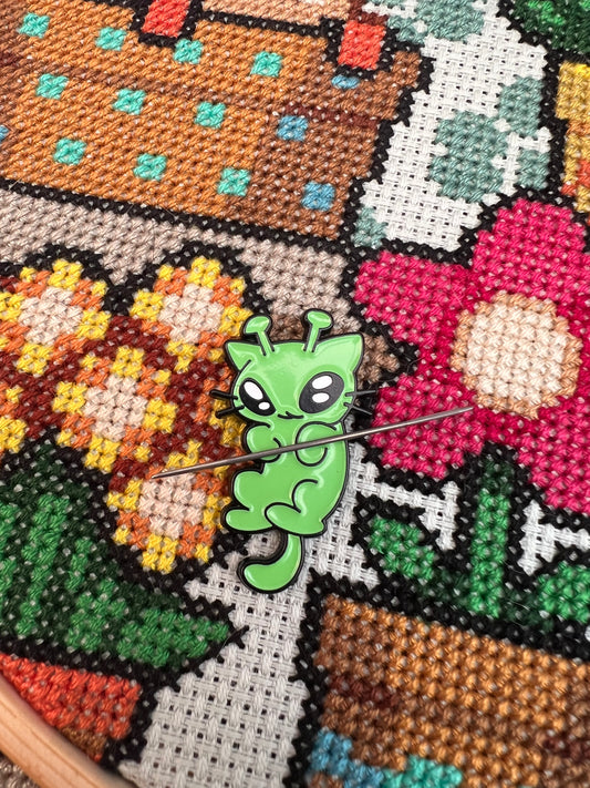 Alien Cat magnetic needle minder