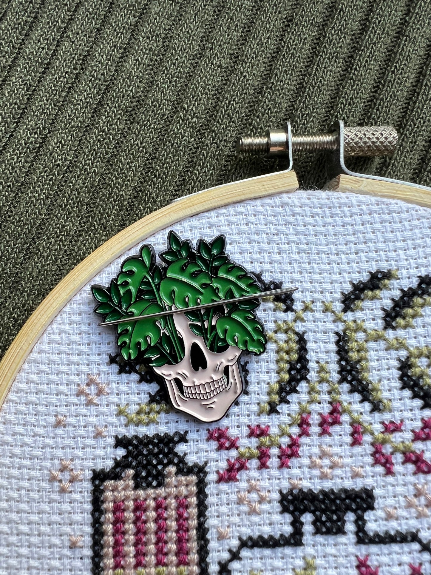 Skull Monstera magnetic needle minder