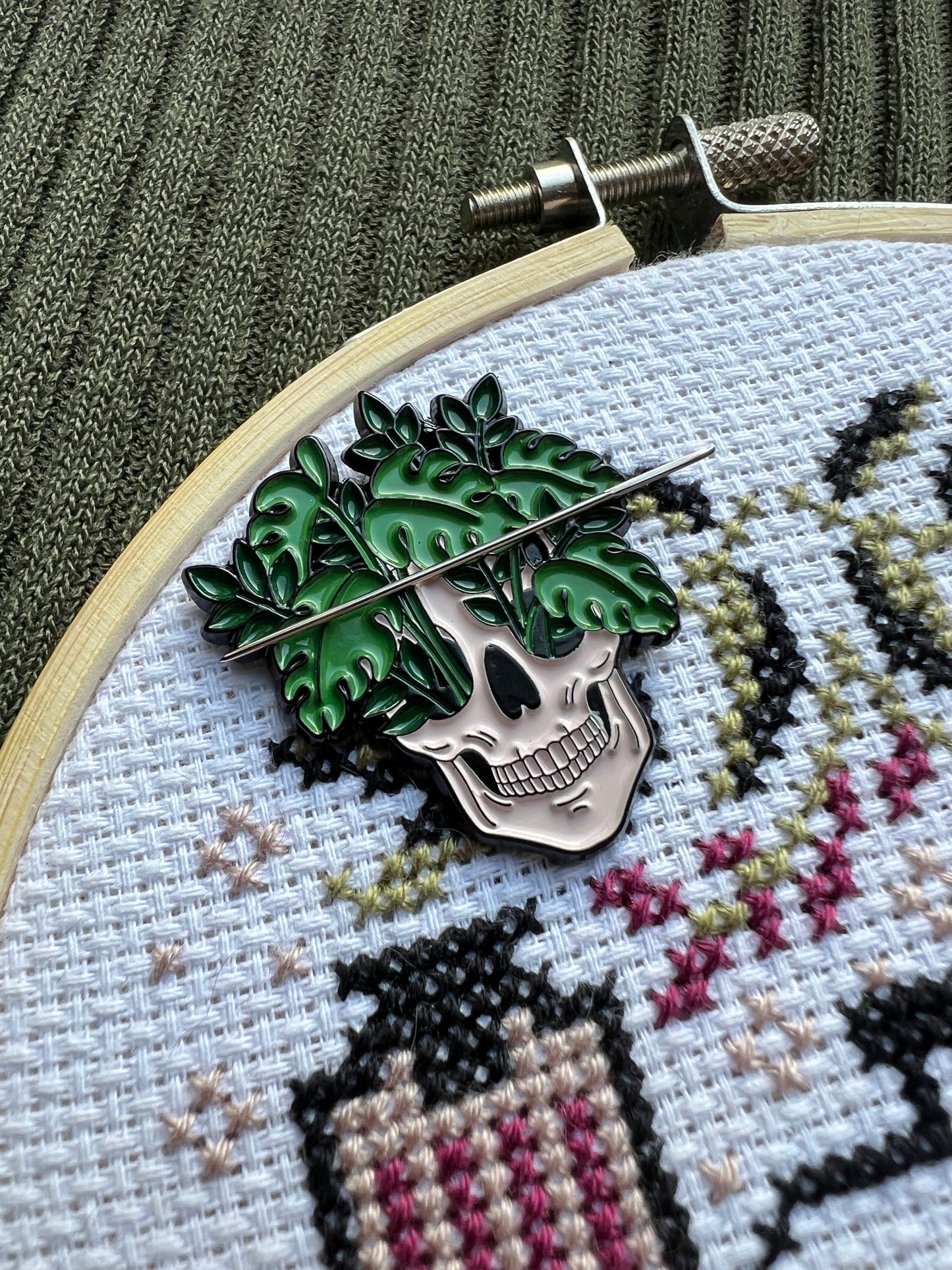 Skull Monstera magnetic needle minder