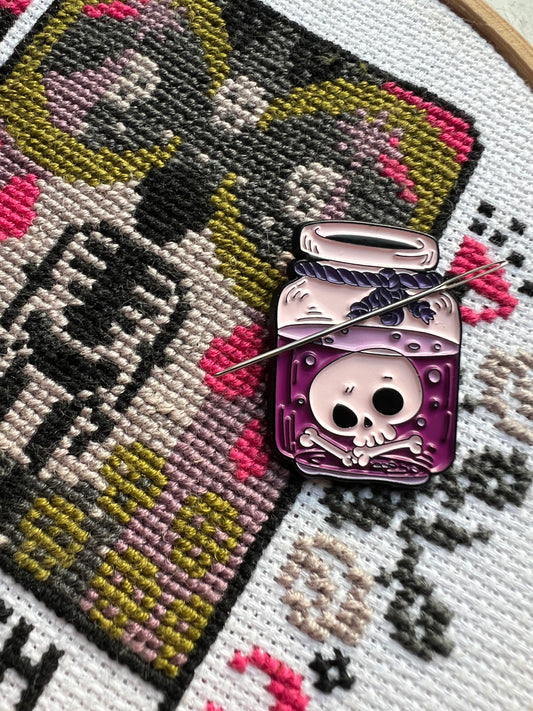 Skull Potion magnetic needle minder