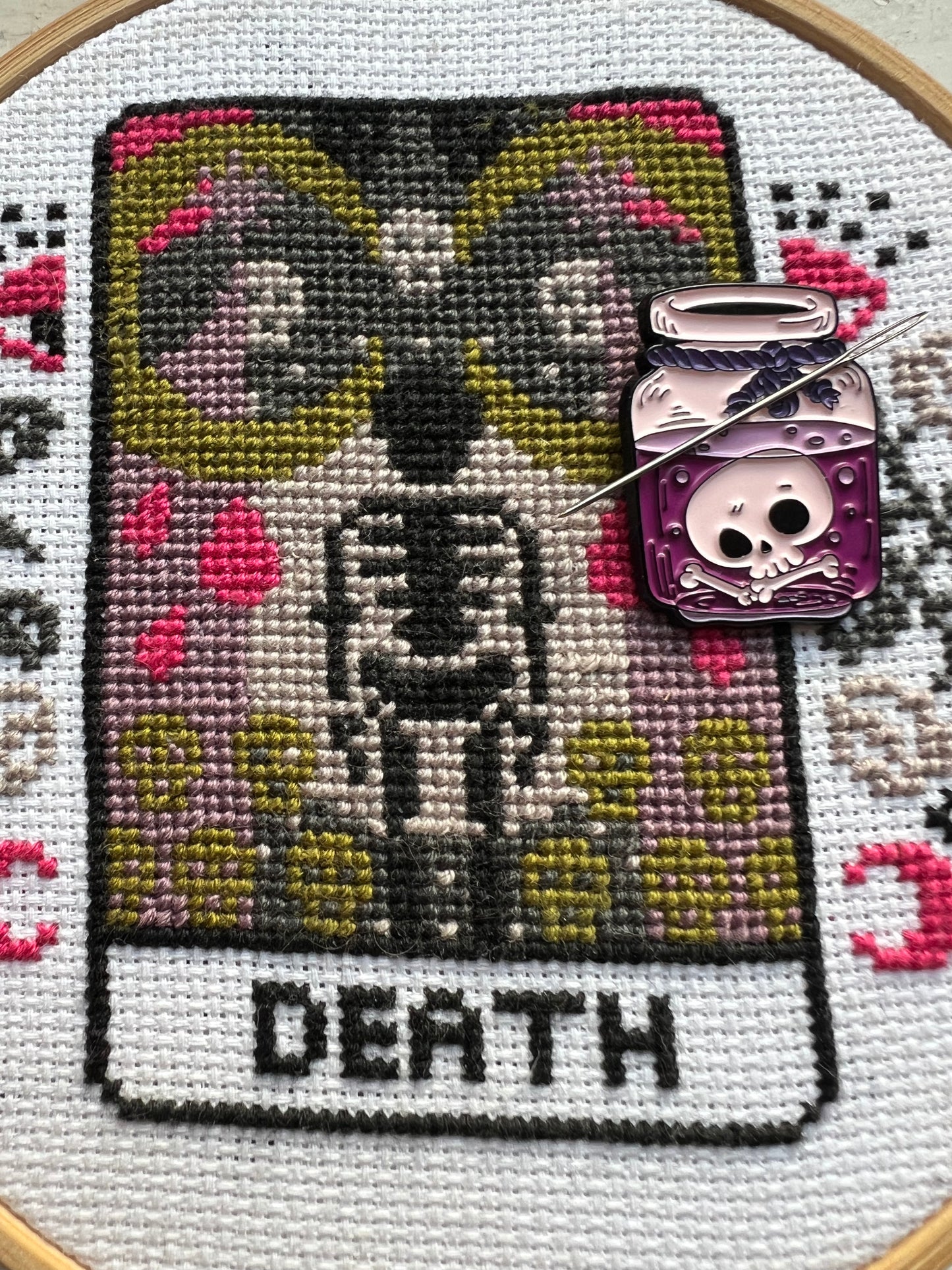 Skull Potion magnetic needle minder