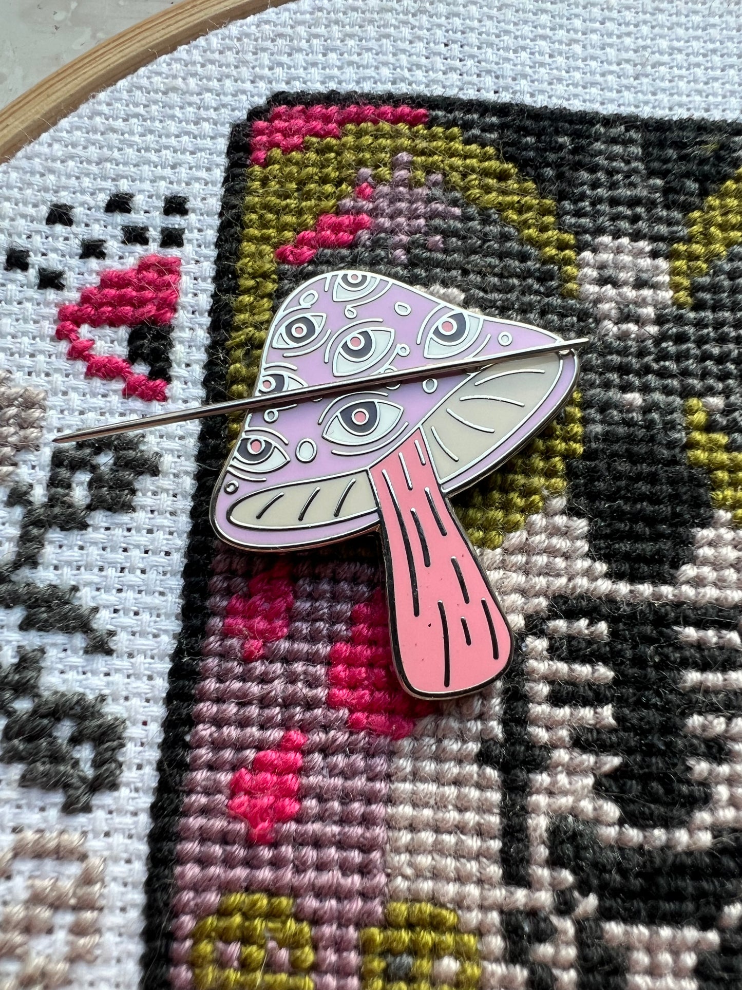 Mushroom magnetic needle minder