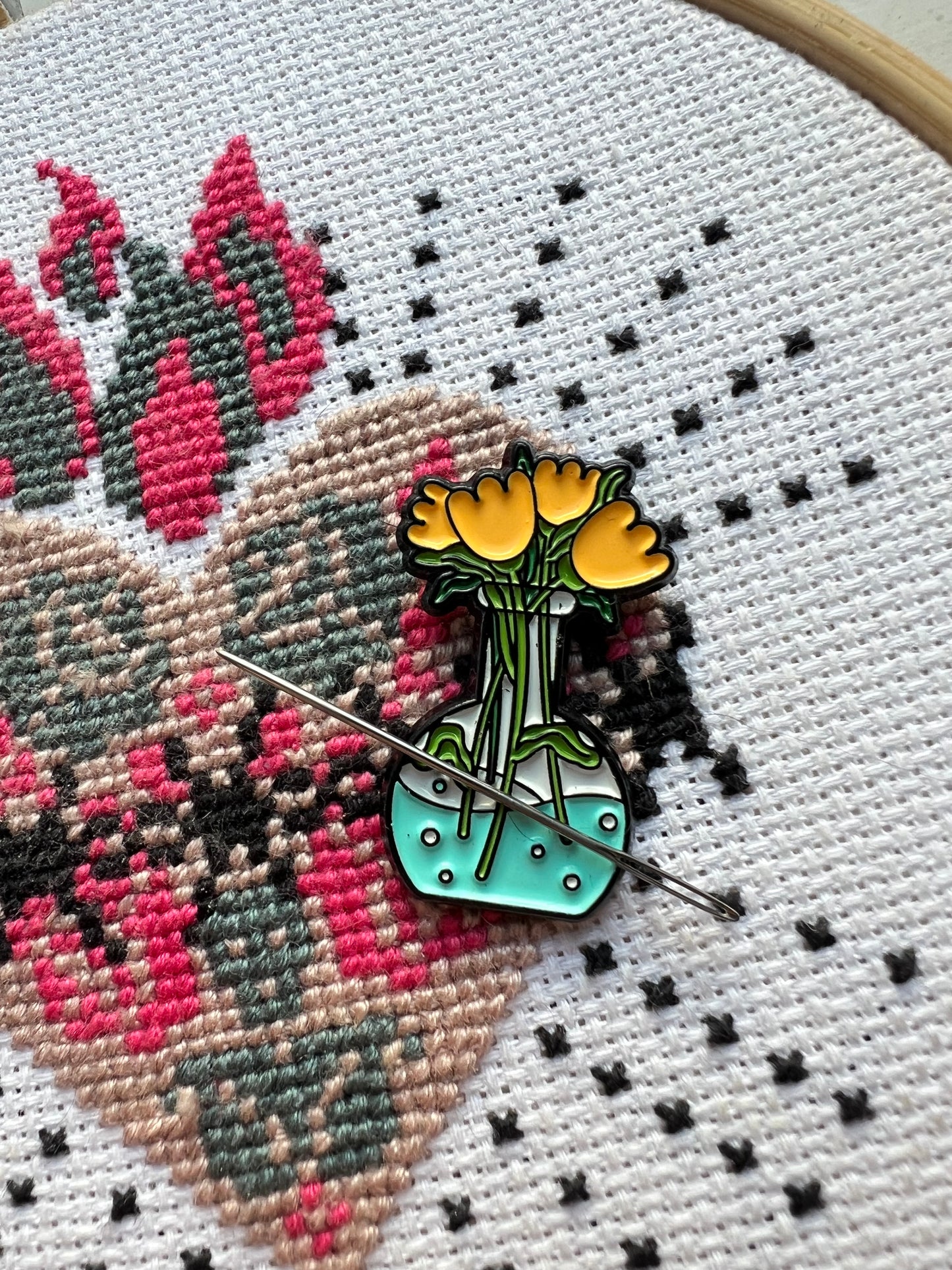 Yellow flower magnetic needle minder