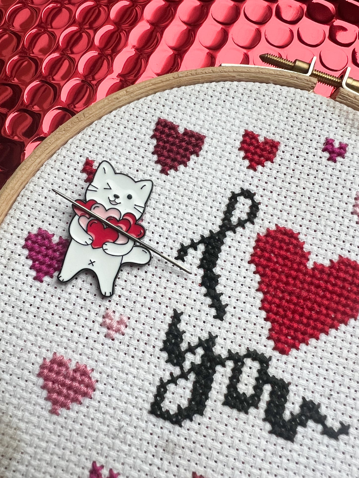 Valentine cat magnetic needle minder