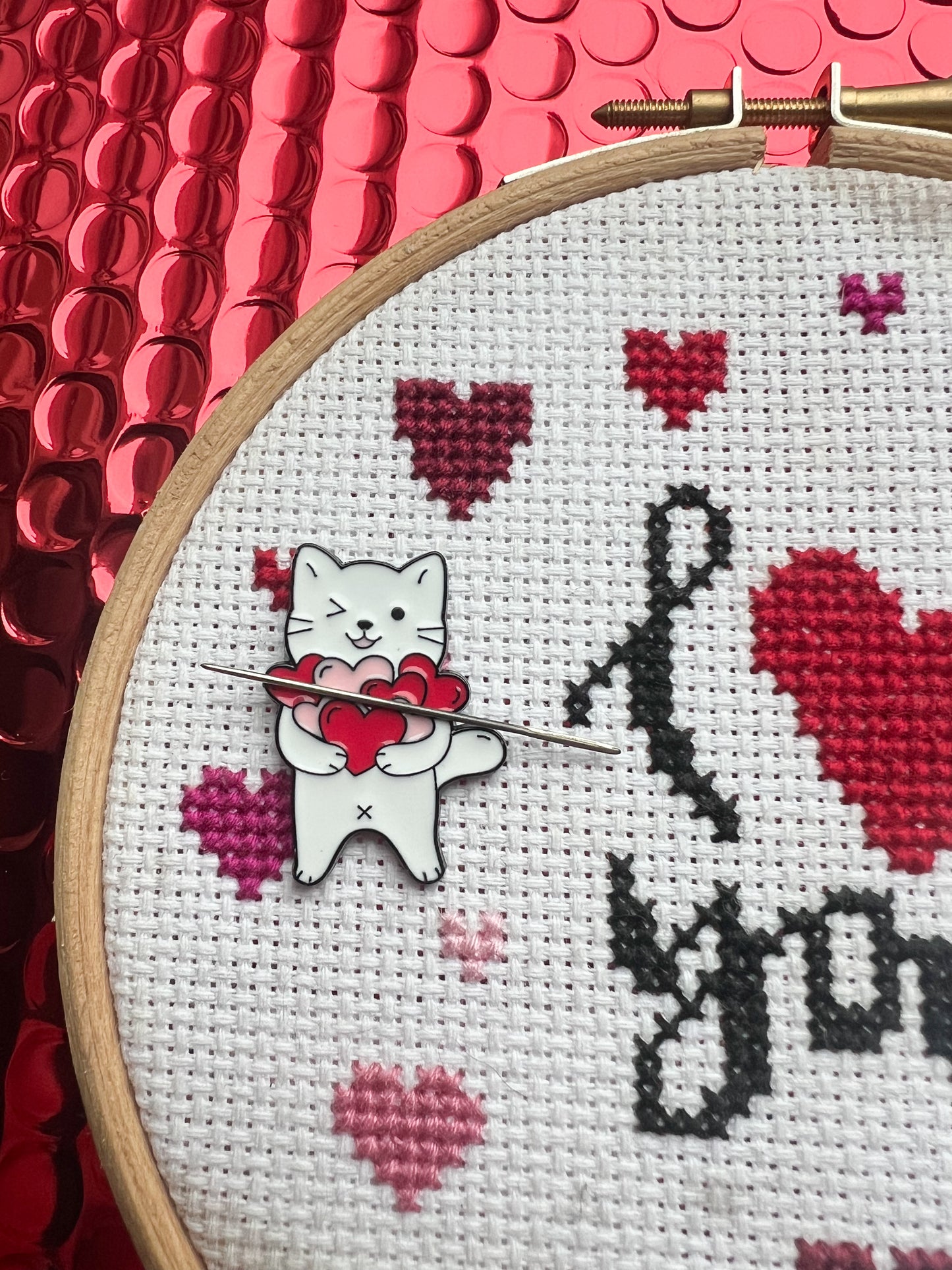 Valentine cat magnetic needle minder