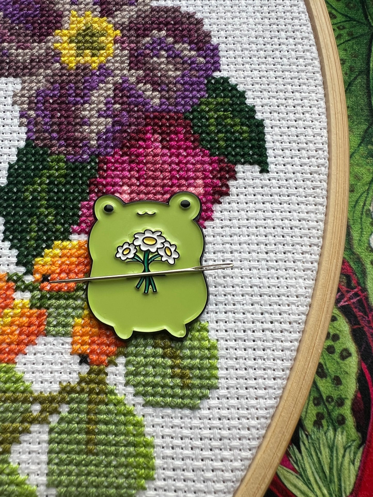 Frog magnetic needle minder