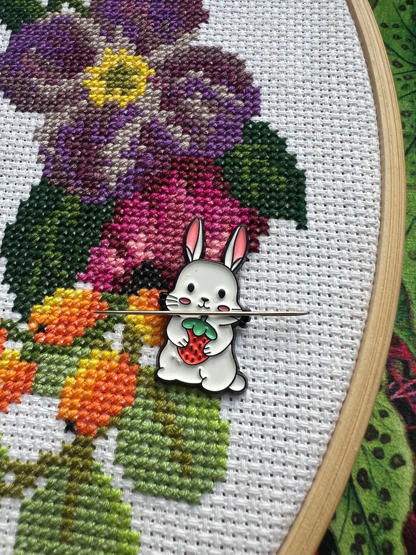 Easter bunny magnetic needle minder