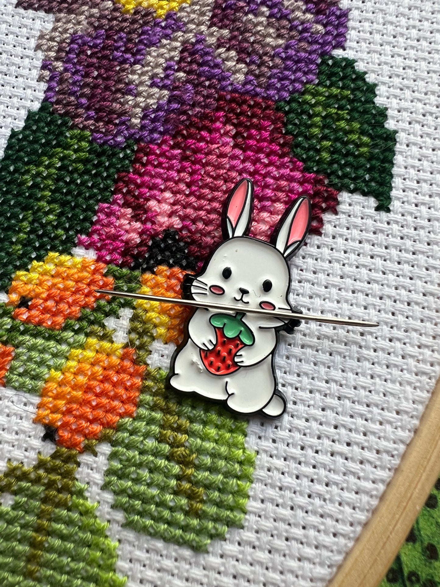 Easter bunny magnetic needle minder